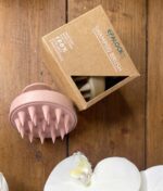 En æske indeholdende en EFALOCK Shampoo Brush Rose - 100% hvedestrå plastik og en æske med blomster.