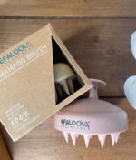 En æske med en EFALOCK Shampoo Brush Rose - 100% hvedestrå plastik og en flaske shampoo.