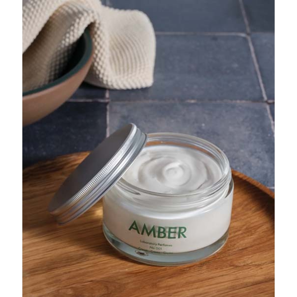En krukke med Laboratory Parfums Amber Creme nr. 001, 200 ml på et træbord.