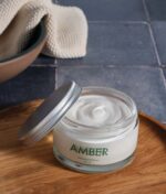 En krukke med Laboratory Parfums Amber Creme nr. 001, 200 ml på et træbord.