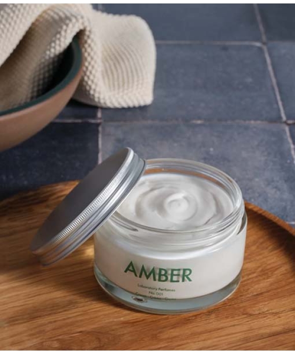 En krukke med Laboratory Parfums Amber Creme nr. 001, 200 ml på et træbord.