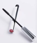 A Loni Baur Lash 01 - Længde, 7,5 ml Sorter mascara med et sort rør på en hvid overflade.