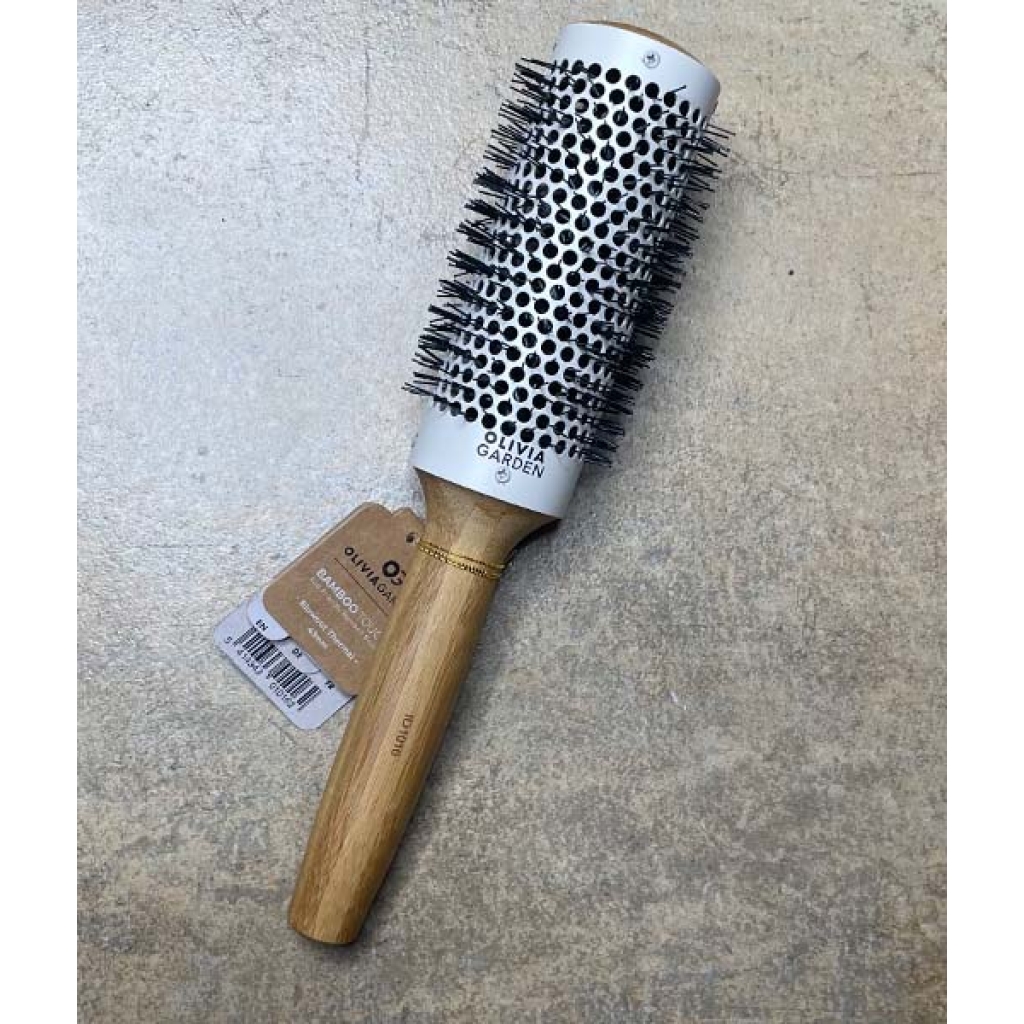 En Olivia Garden Bamboo Touch Blowout rundbørste termisk 23 mm hårbørste med et mærke på.