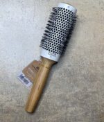 En Olivia Garden Bamboo Touch Blowout rundbørste termisk 23 mm hårbørste med et mærke på.
