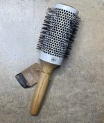 En træ Olivia Garden Bamboo Touch Blowout rundbørste termisk 23 mm med et mærke på.