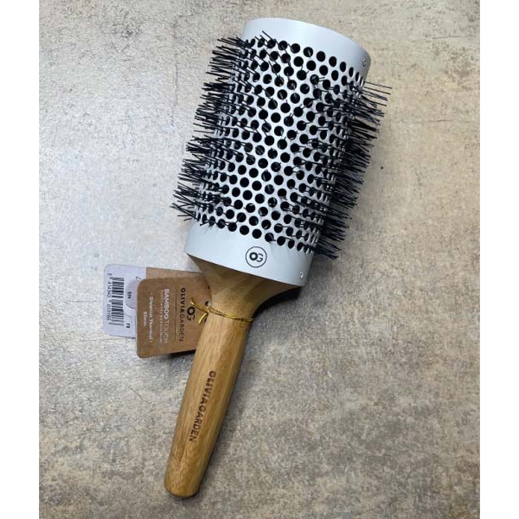 En hvid Olivia Garden Bamboo Touch Blowout rundbørste termisk 23 mm hårbørste med træskaft.