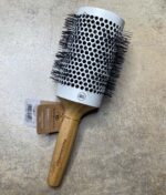 En hvid Olivia Garden Bamboo Touch Blowout rundbørste termisk 23 mm hårbørste med træskaft.