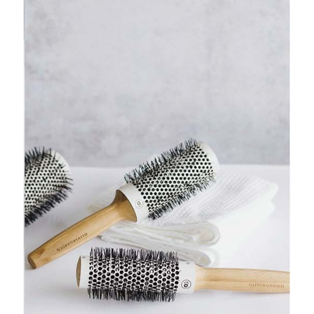 Tre Olivia Garden Bamboo Touch Blowout rundbørste termisk 63 mm på en hvid overflade.