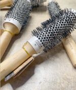 En gruppe Olivia Garden Bamboo Touch Blowout rundbørste termiske 63 mm børster på et bord.