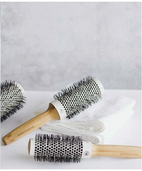 Tre Olivia Garden Bamboo Touch Blowout rundbørste termisk 63 mm på en hvid overflade.