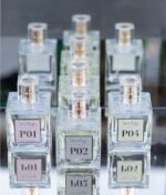 Flere klare parfumeflasker mærket "Ærlig P05 – Eau de Parfum 15 ml glasflaske Roll on TRAVEL", "P02" og "P04" på en reflekterende overflade.