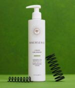 En flaske Innersense I Create Curl Memory - Hydrating Styling Gel 295 ml på en grøn baggrund.