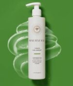 En flaske Innersense I Create Curl Memory - Hydrating Styling Gelé 295 ml på en grøn baggrund.