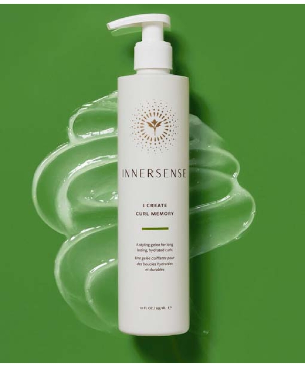 En flaske Innersense I Create Curl Memory - Hydrating Styling Gelé 295 ml på en grøn baggrund.