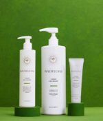 Tre flasker Innersense I Create Curl Memory - Hydrating Styling Gelé 295 ml på en grøn baggrund.