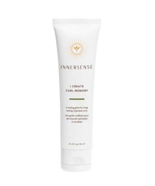 En tube Innersense I Create Curl Memory - Hydrating Styling Gel 59,15 ml på en hvid baggrund.