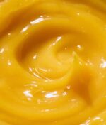 Nærbillede af glat, cremet Evolve Miracle Vitamin C Mask 60 ml med et synligt hvirvelmønster.