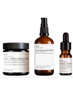 Tre hudplejeprodukter inklusive en renser, ansigtsspray og serum fra Evolve Daily Glow Bundle, mærket med ingredienser og mærket "evolve organic beauty".