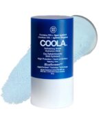 Blue COOLA Refreshing Water Stick SPF 50 - 22 g til solbeskyttelse, mærket "Indeholder 70%+ Organic Ingredients" og "High Protection." Produktet er gennemsigtigt med en blå farvetone.