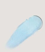 En udtværing af COOLA Refreshing Water Stick SPF 50 - 22 g på en neutral baggrund.