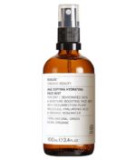 En brun flaske mærket "Evolve Age Defying Hydrating Face Mist 100 ml" med en pumpe spray top. 100 ml flasken, som er 61,9 % økologisk, er specielt udformet til tør og dehydreret hud, der giver essentiel hydrering og foryngelse.
