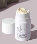 En slank hvid beholder med matchende låg, perfekt til opbevaring af Glo SkinBeauty Restorative Cream 50 ml.
