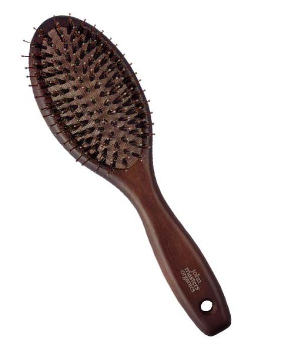 En John Masters Organics Combo Paddle Brush - vildsvinehår med en blanding af nylon og ornebørster og et mørkt håndtag med "John Masters Organics" tekst.