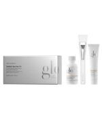 Glo Skin Beauty Radiant Spa Day Kit, et begrænset oplag, inkluderer en hvid æske, en lille flaske, en børste og et rør.
