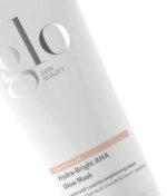 Glo Skin Beauty Radiant Spa Day Kit - Limited, som inkluderer Hydra-Bright AHA Glow Mask, har en elegant hvid emballage med produktdetaljer elegant vist i sort og fersken.