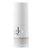 En hvid cylindrisk flaske mærket "Glo Skin Beauty Phyto-Active Eye Serum", en del af Glo Skin Beauty Revitalize Eye Care Duo 2 x 15 ml, med et volumen på 15 ml (0,5 fl. oz.).