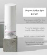 Billede af en hvid flaske Phyto-Active Eye Serum fra Glo, placeret på en grå betonblok. Tekst fremhæver fordele: reducerer fine linjer, mørke rande, hævelser, bruger plantestamceller, fugter og lysner - perfekt som en del af Glo Skin Beauty Revitalize Eye Care Duo 2 x 15 ml.