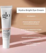 En tube Glo Skin Beauty Hydra-Bright Eye Cream fremvises sammen med en liste over fordele såsom vitamin C, anti-aging beskyttelse, reduktion af mørke rande og fine linjer, hydrering og ren farvekorrektion. Perfekt til at parre med Glo Skin Beauty Revitalize Eye Care Duo 2 x 15 ml for forbedrede resultater.