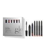Glo Beauty Time To Shine - Warm Collection makeup-sættet indeholder et udvalg af fem blyanter og en mascara, alt smukt pakket i en sølvæske. Sættet er elegant fremvist mod en hvid baggrund.