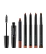 Glo Beauty Time To Shine - Warm Collection har en mascara og fem læbefarver, arrangeret på række. Læbefarverne, i blyantformat, viser en række pink og brune nuancer.