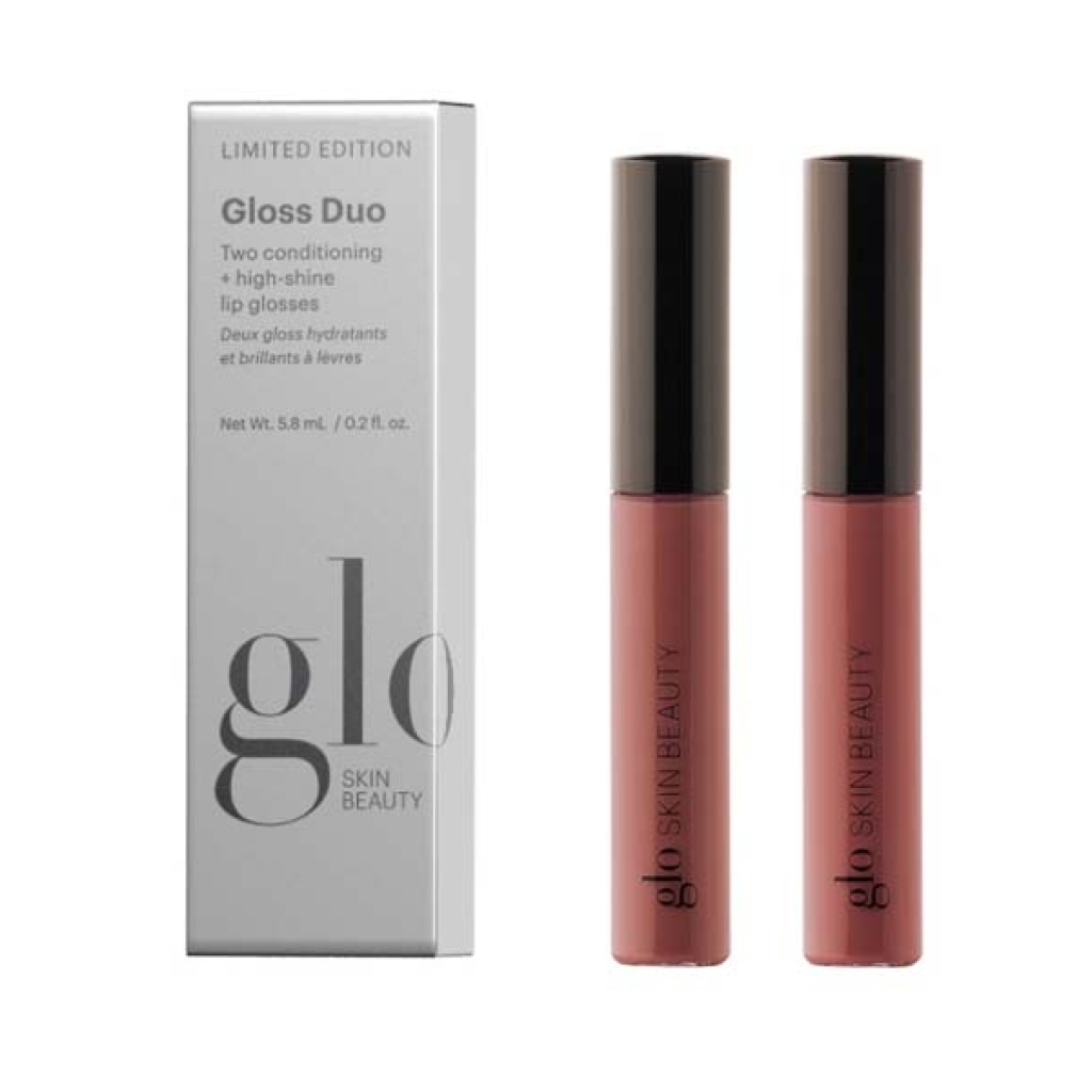 To lipglosser med sorte hætter fra Glo Skin Beauty er vist ved siden af deres emballage, hvor der står "Gloss Duo: Two conditioning & high-shine lipglosser.